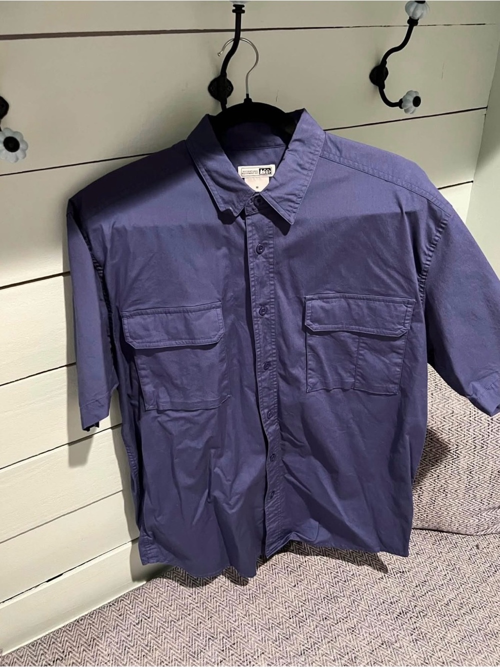REI Medium Men’s Button Down Bkue Hunting Short Sleeve Shirt